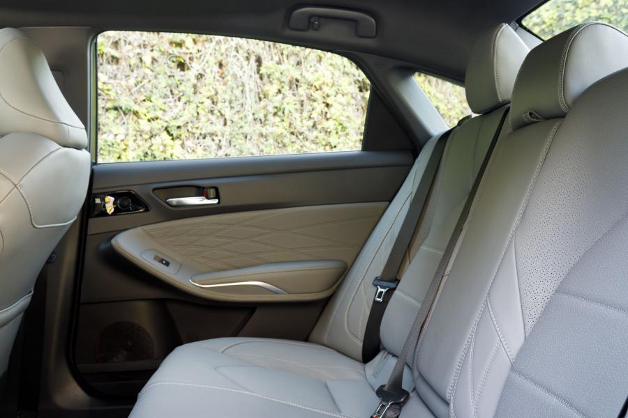 Интерьер Toyota Avalon Limited 2018 года  (фото 7 из 12)